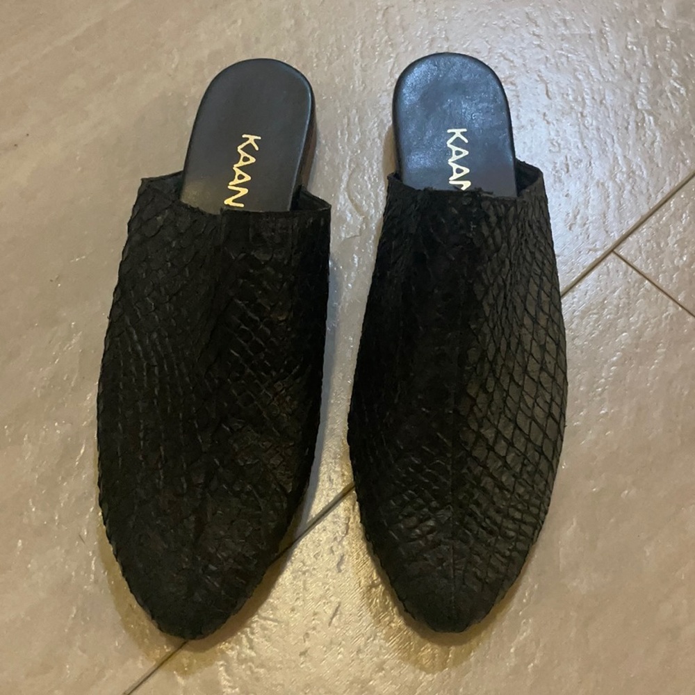 Kaanas black mules